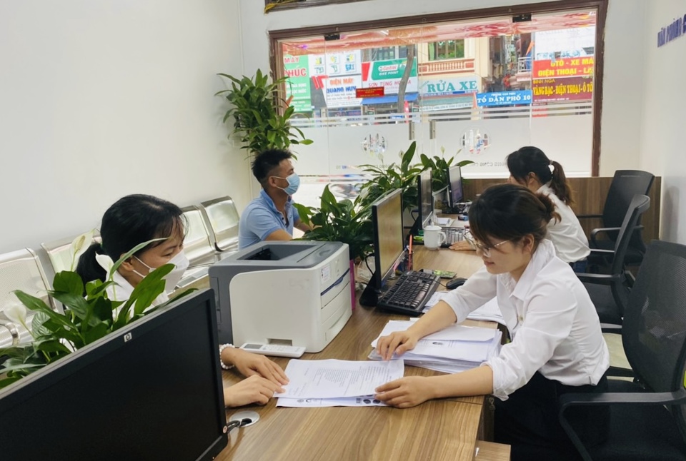 Người d&acirc;n đến giao dịch tại Văn ph&ograve;ng C&ocirc;ng chứng Trịnh Như Tố (106 Vạn Ph&uacute;c, quận H&agrave; Đ&ocirc;ng)