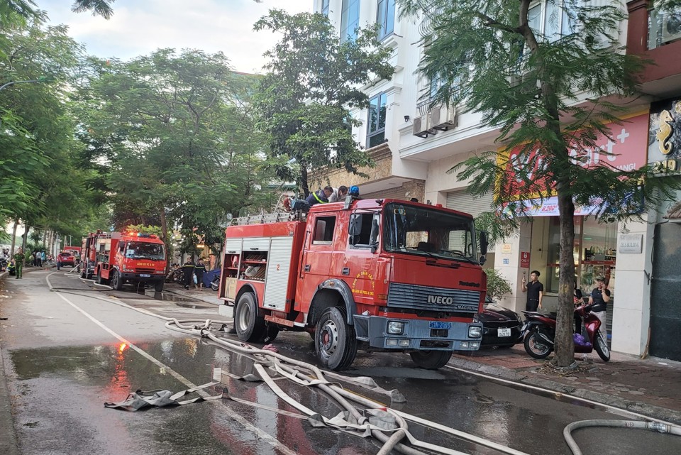 Gần chục xe cứu hỏa vẫn t&uacute;c trực tại hiện trường để l&agrave;m nhiệm vụ.