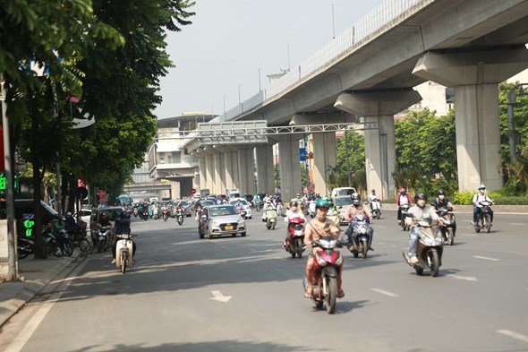 Hướng đi Ng&atilde; Tư Sở&nbsp;c&oacute; 5 l&agrave;n đường, hướng đi Khuất Duy Tiến c&oacute; 6 l&agrave;n đường.