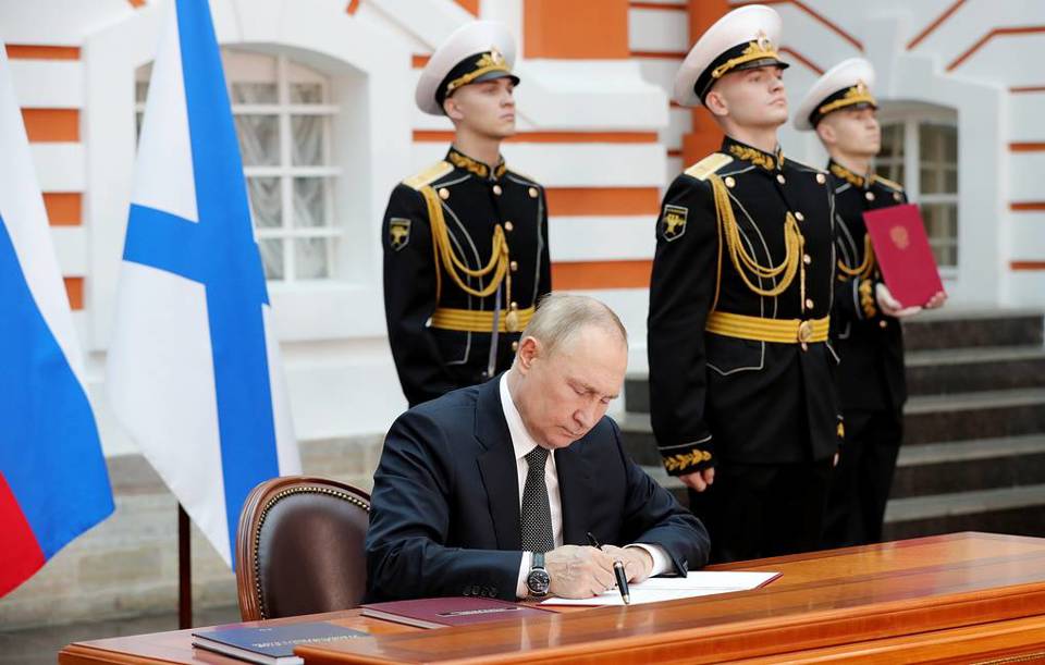 Tổng thống Nga Vladimir Putin k&yacute; sắc lệnh ph&ecirc; chuẩn Học thuyết Hải qu&acirc;n mới. Ảnh: Tass