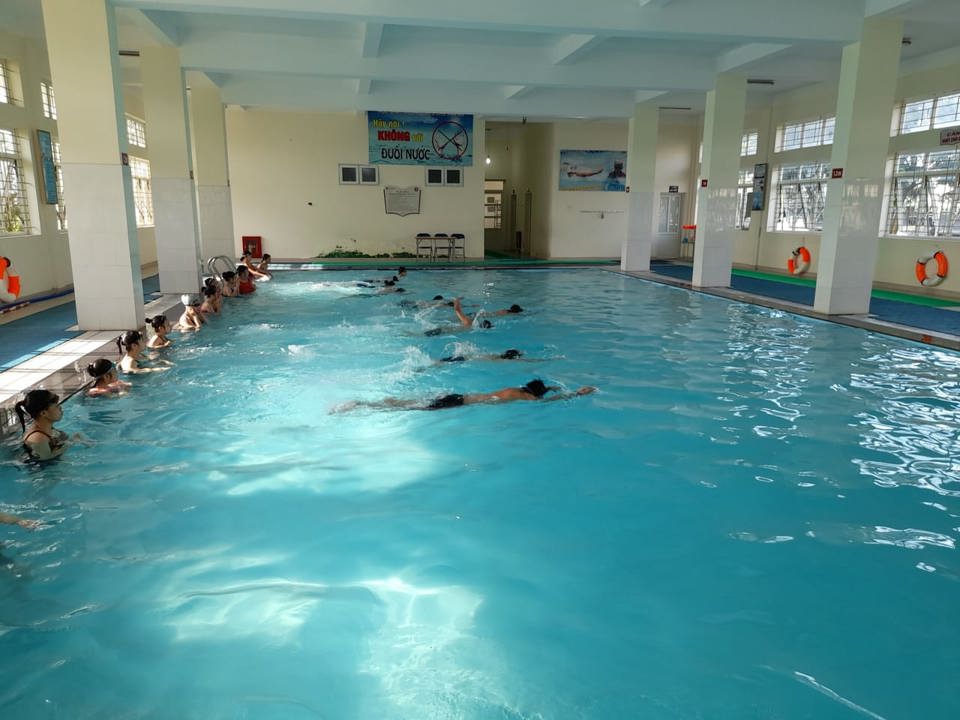 Lớp học bơi tại trường THCS Chu Văn An