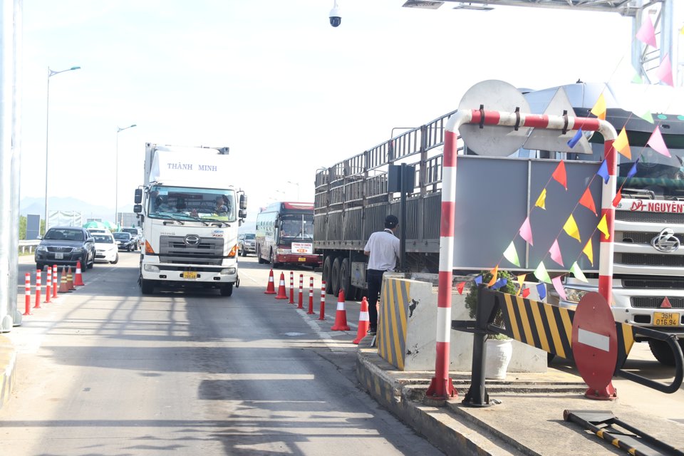Hoạt động thu phí không dừng tại cao tốc Đà Nẵng - Quảng Ngãi ngày 1/8. Ảnh: Quang Hải