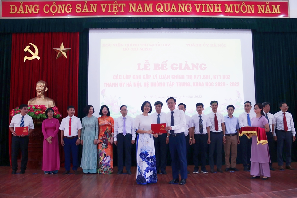 PGS.TS Phạm Minh Anh - B&iacute; thư Đảng ủy, Hiệu trưởng Trường Đ&agrave;o tạo c&aacute;n bộ L&ecirc; Hồng Phong trao Bằng tốt nghiệp cho c&aacute;c học vi&ecirc;n.