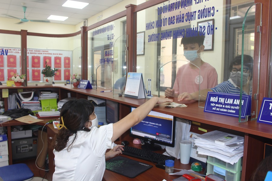 Công chức bộ phận một cửa UBND phường Bạch Mai, quận Hai Bà Trưng hướng dẫn, tiếp nhận giải quyết TTHC cho người dân. Ảnh: Thùy Linh