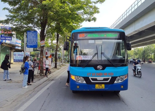 Xe buýt số 45 của Công ty CP Xe điện Hà Nội đón khách lộ trình Khu đô thị Times City - Bến xe Nam Thăng Long. Ảnh: Trọng Đảng