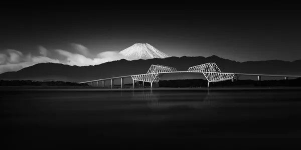 Bức ảnh Mount Fuji and Gate Bridge (N&uacute;i Ph&uacute; Sĩ v&agrave; cổng cầu) của nhiếp ảnh gia Trung Quốc Shuchuan Liu, gi&agrave;nh vị tr&iacute; thứ 2 trong hạng mục Đen trắng.