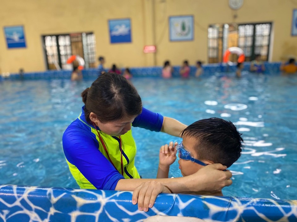 Hướng dẫn học sinh chuẩn bị v&agrave;o lớp tập bơi tại trường Tiểu học Thanh Liệt &nbsp;