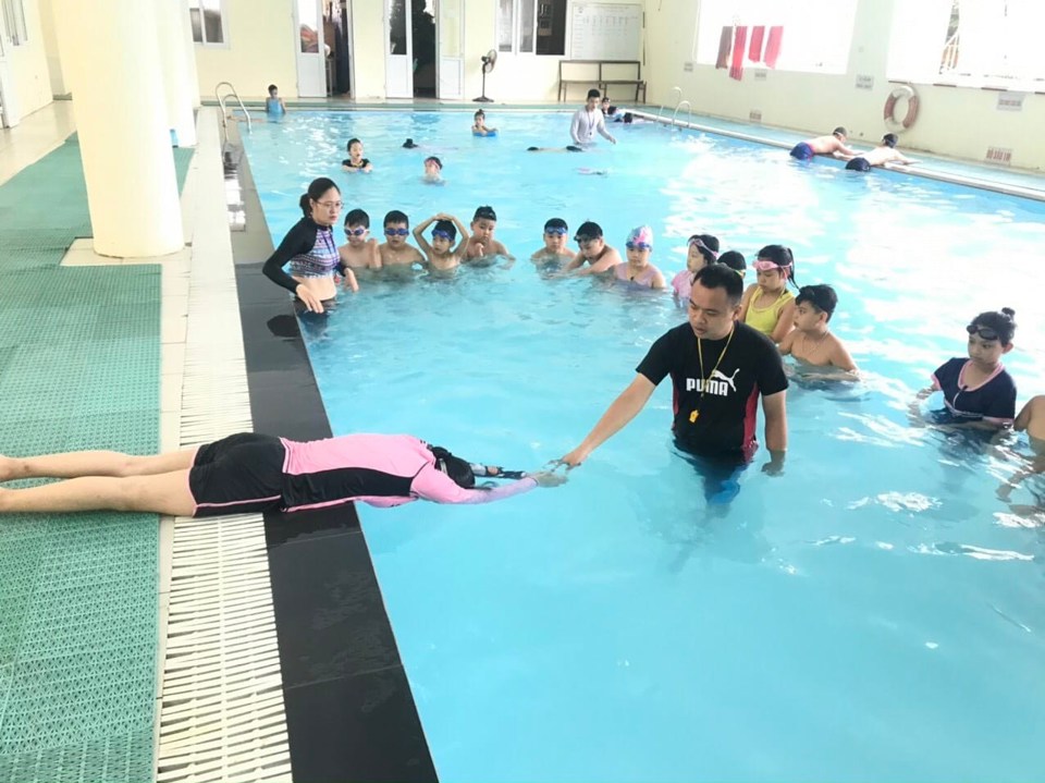 Hướng dẫn học sinh c&aacute;c động t&aacute;c bơi tại trường THCS Thanh Liệt
