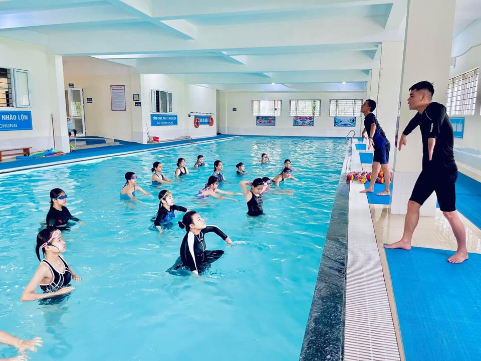 Lớp dạy bơi tại trường THCS thị trấn Văn Điển