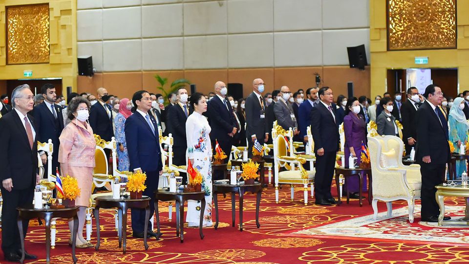 Hội nghị Bộ trưởng Ngoại giao ASEAN lần thứ 55 (AMM-55) đ&atilde; khai mạc tại Phnompenh, Campuchia với sự tham dự của Bộ trưởng Ngoại giao c&aacute;c nước ASEAN v&agrave; Tổng Thư k&yacute; ASEAN.