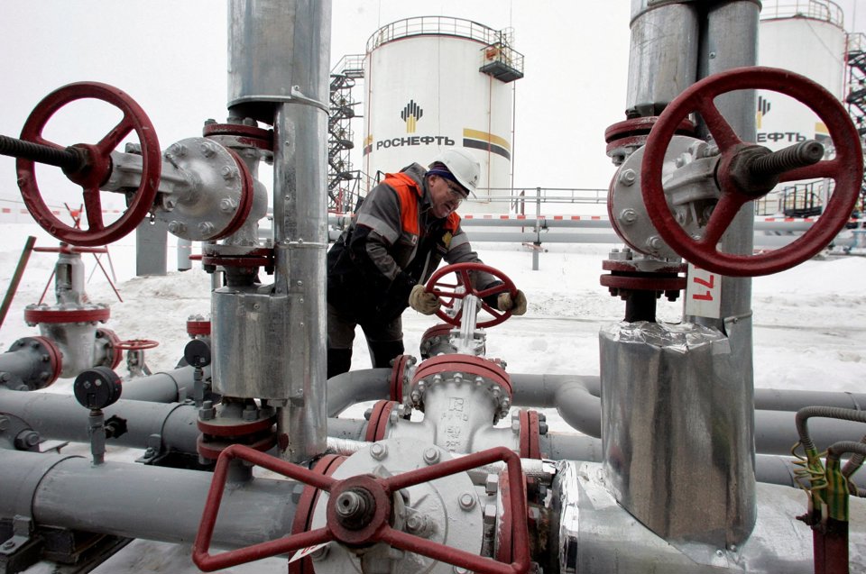 G7 c&acirc;n nhắc chặn vận chuyển dầu mỏ của Nga. Ảnh: Reuters