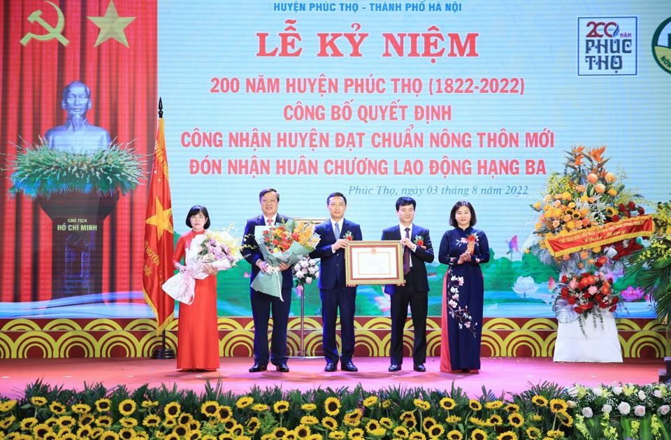 Ph&oacute; B&iacute; thư Thường trực Th&agrave;nh ủy H&agrave; Nội Nguyễn Thị Tuyến trao bằng c&ocirc;ng nhận Huyện Ph&uacute;c Thọ đạt chuẩn n&ocirc;ng th&ocirc;n mới năm 2020.