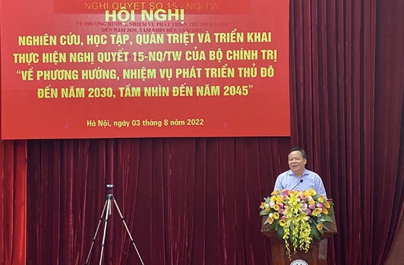 Ph&oacute; B&iacute; thư Th&agrave;nh ủy Nguyễn Văn Phong truyền đạt những điểm ch&iacute;nh trong Nghị quyết số 15-NQ/TW tại hội nghị.
