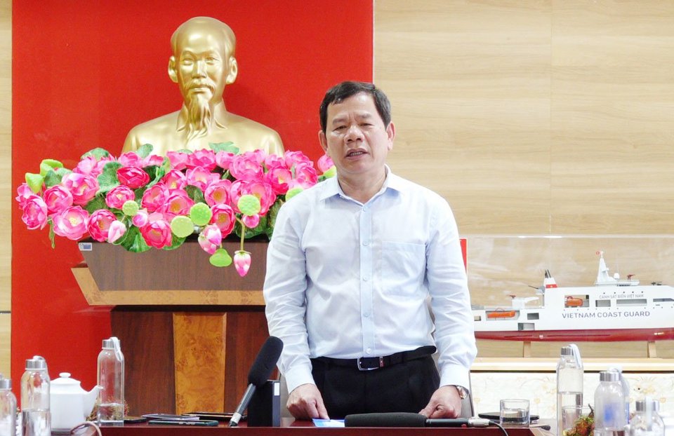 Chủ tịch UBND tỉnh Quảng Ng&atilde;i Đặng Văn Minh ph&aacute;t biểu tại cuộc l&agrave;m việc.