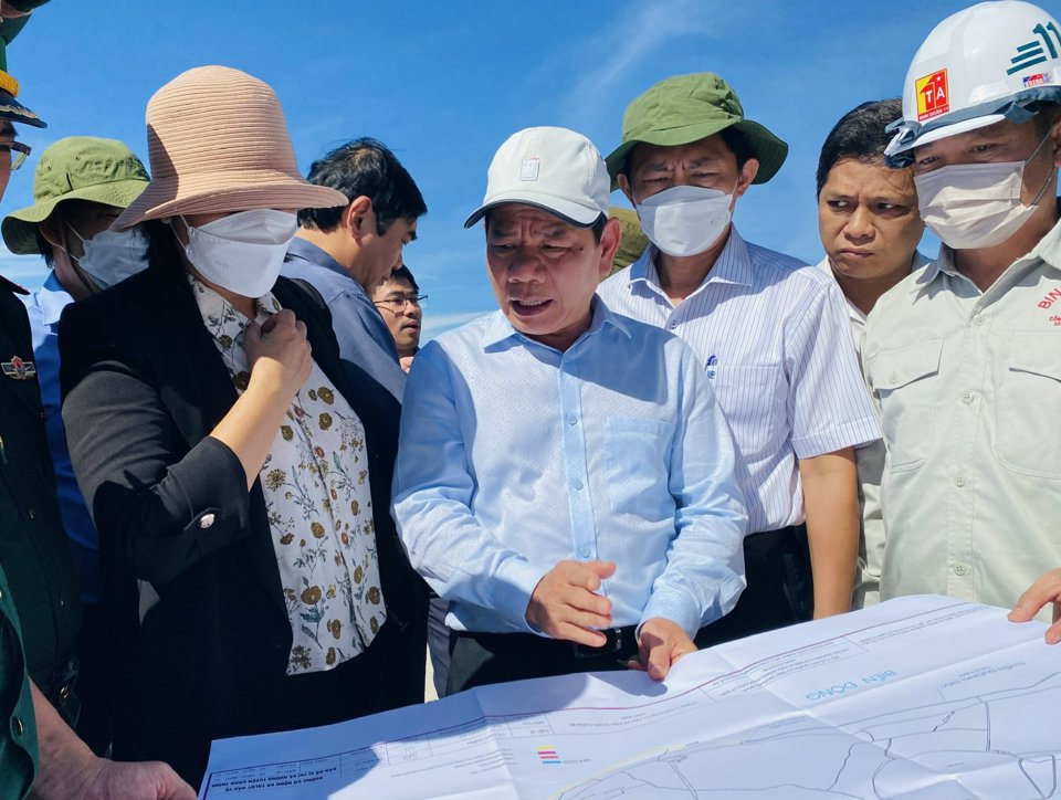 Chủ tịch UBND tỉnh Quảng Ng&atilde;i Đặng Văn Minh (giữa) kiểm tra thực tế c&aacute;c c&ocirc;ng tr&igrave;nh ở đảo L&yacute; Sơn.