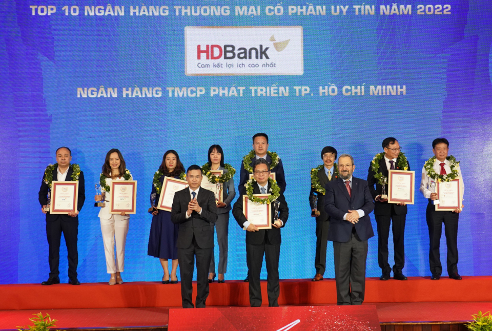 &Ocirc;ng Trần Ho&agrave;i Phương &ndash; gi&aacute;m đốc Khối KHDN của HDBank (đứng giữa) đại diện Ng&acirc;n h&agrave;ng nhận giải Top Ng&acirc;n h&agrave;ng TMCP uy t&iacute;n năm 2022.