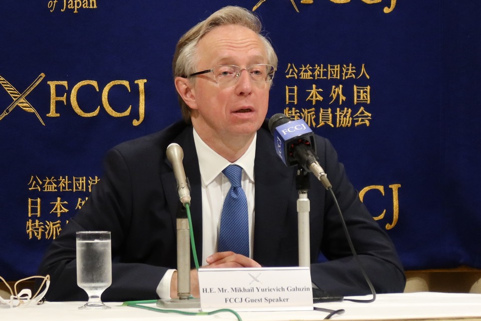 Đại sứ Nga tại Nhật Bản Mikhail Galuzin ph&aacute;t biểu tại cuộc họp b&aacute;o ở&nbsp; Tokyo ng&agrave;y 20/5/2021.&nbsp; Ảnh: Kyodo