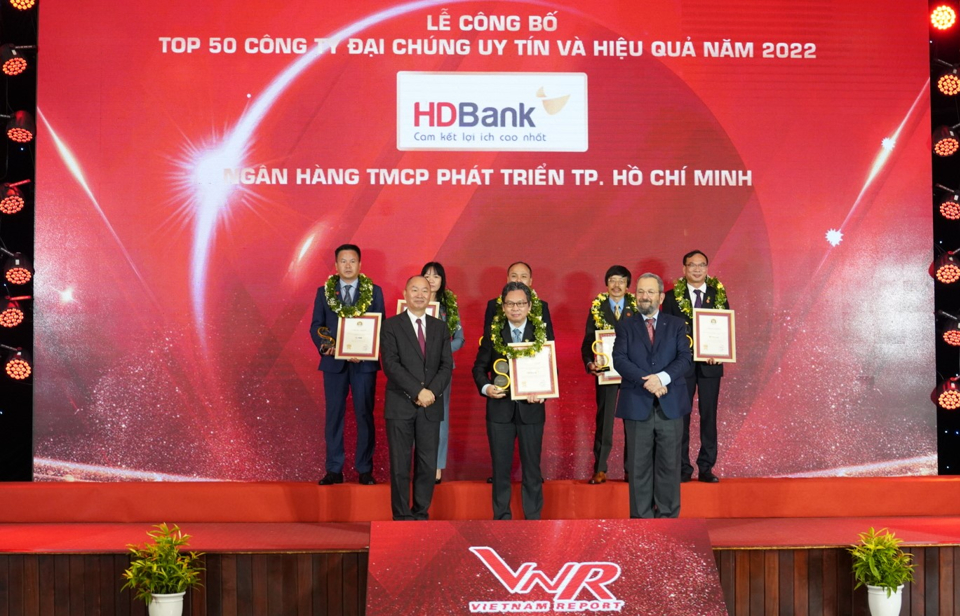 &Ocirc;ng Trần Ho&agrave;i Phương &ndash; gi&aacute;m đốc Khối KHDN của HDBank (đứng giữa) đại diện Ng&acirc;n h&agrave;ng nhận giải Top C&ocirc;ng ty đại ch&uacute;ng uy t&iacute;n &amp; hiệu quả năm 2022.