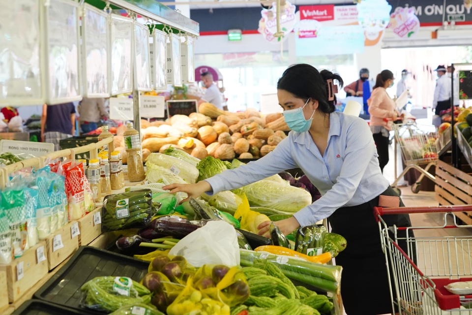 Người dân mua rau xanh tại siêu thị trên địa bàn quận Đống Đa, Hà Nội. Ảnh: Phạm Hùng