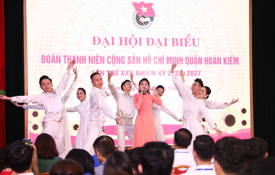 Văn nghệ ch&agrave;o mừng Đại hội