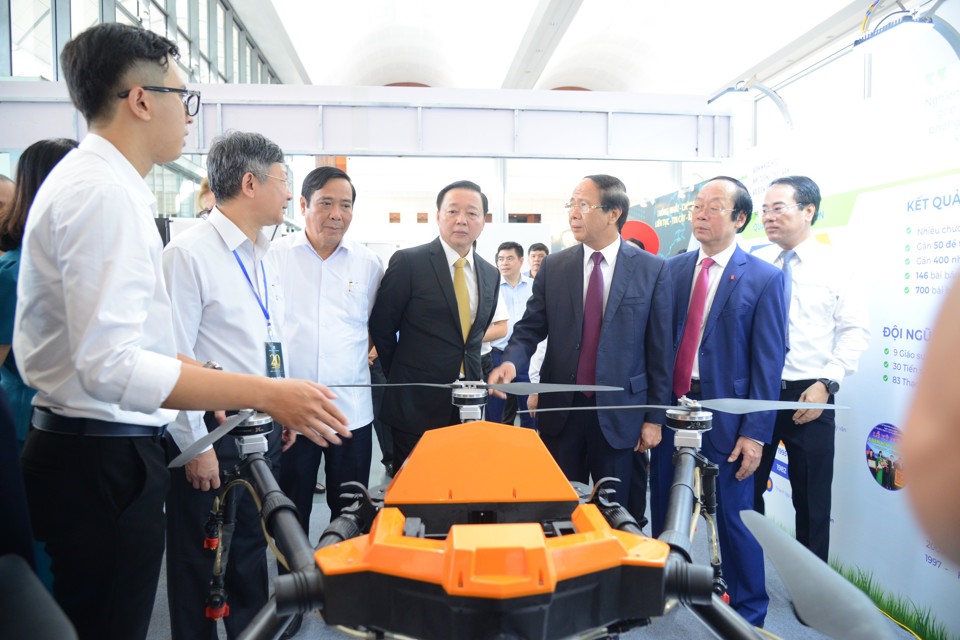 Phó Thủ tướng Lê Văn Thành cùng các đại biểu tham quan một số gian hàng trưng bày sản phẩm công nghệ bảo vệ môi trường tại triển lãm bên lề hội nghị. Ảnh: Công Hùng