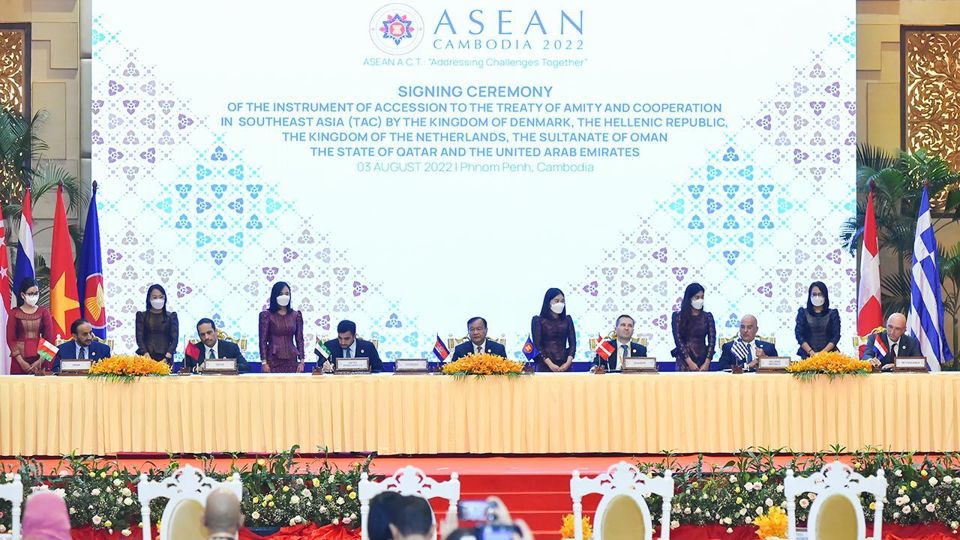 C&aacute;c Bộ trưởng Ngoại giao ASEAN chứng kiến lễ k&yacute; kết văn kiện mở rộng TAC cho Đan Mạch, Hy Lạp, H&agrave; Lan, Oman, c&aacute;c Tiểu vương quốc Ả-rập thống nhất v&agrave; Qatar.
