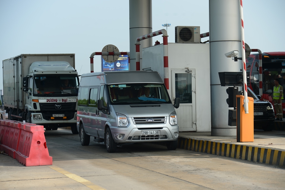 Thu phí tự động tại trạm BOT cao tốc Hà Nội - Hải Phòng. Ảnh: Phạm Hùng