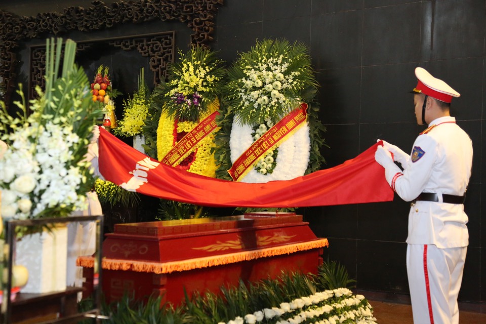 Ban Tổ chức lễ tang thực hiện nghi lễ phủ cờ Tổ quốc l&ecirc;n linh cữu 3 Liệt sĩ.