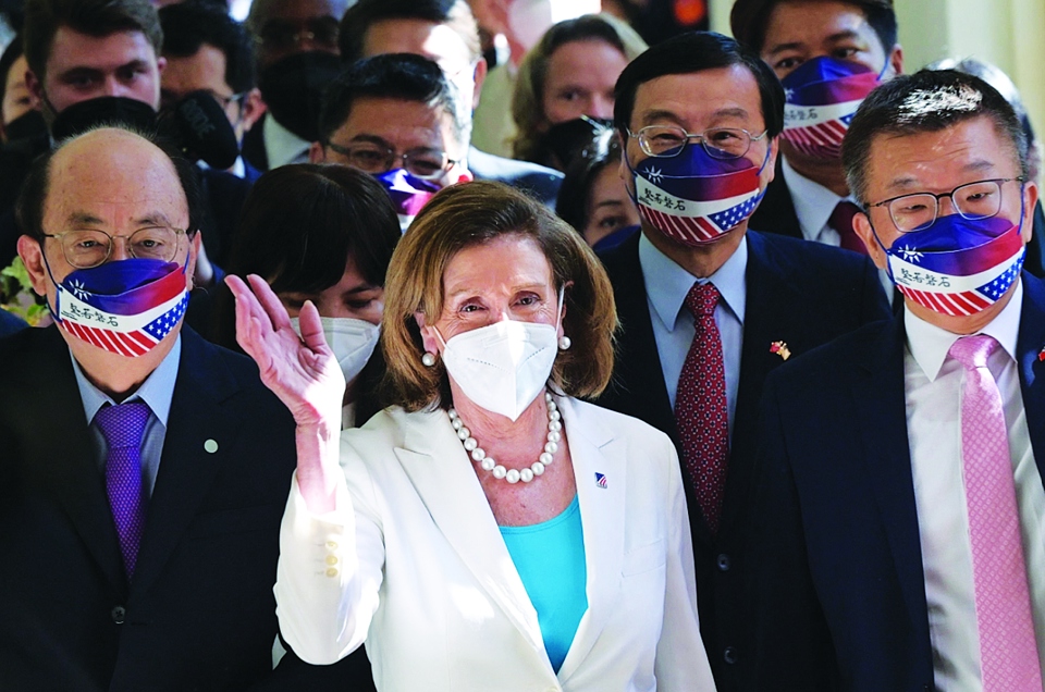 Chủ tịch Hạ viện Mỹ Nancy Pelosi vẫy tay với b&aacute;o giới tại Đ&agrave;i Bắc, Đ&agrave;i Loan, ng&agrave;y 3/8/2022. Ảnh: AFP