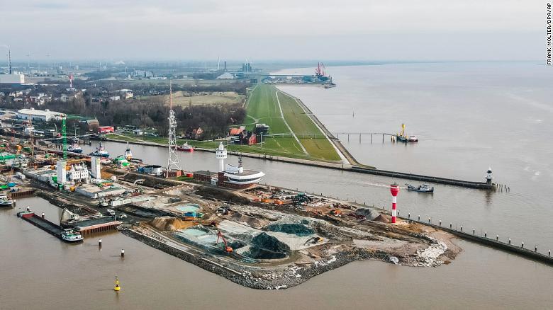 Công việc xây dựng trên đảo ở Brunsbuettel, miền Bắc nước Đức, vào đầu tháng3/2022. Cảng trên Biển Bắc có thể là địa điểm cho một nhà ga LNG mới. Ảnh: CNN