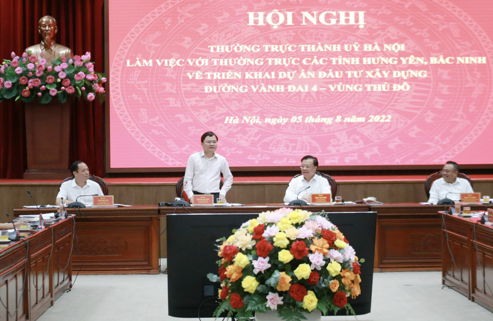 B&iacute; thư Tỉnh ủy Bắc Ninh Nguyễn Anh Tuấn ph&aacute;t biểu tại cuộc l&agrave;m việc.&nbsp;