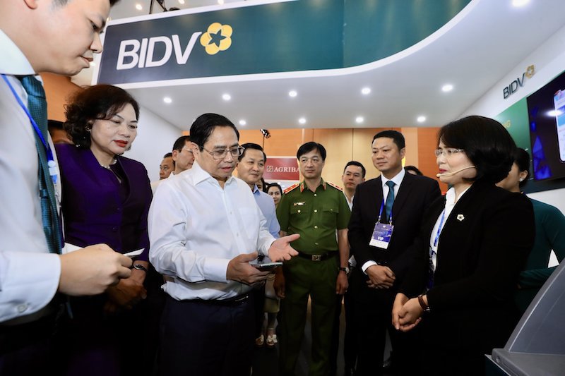 Thủ tướng Phạm Minh Ch&iacute;nh giao dịch CCCD chip tại gian h&agrave;ng trải nghiệm của BIDV. Nguồn : Th&ocirc;ng tấn x&atilde; Việt Nam/L&acirc;m Kh&aacute;nh &nbsp;