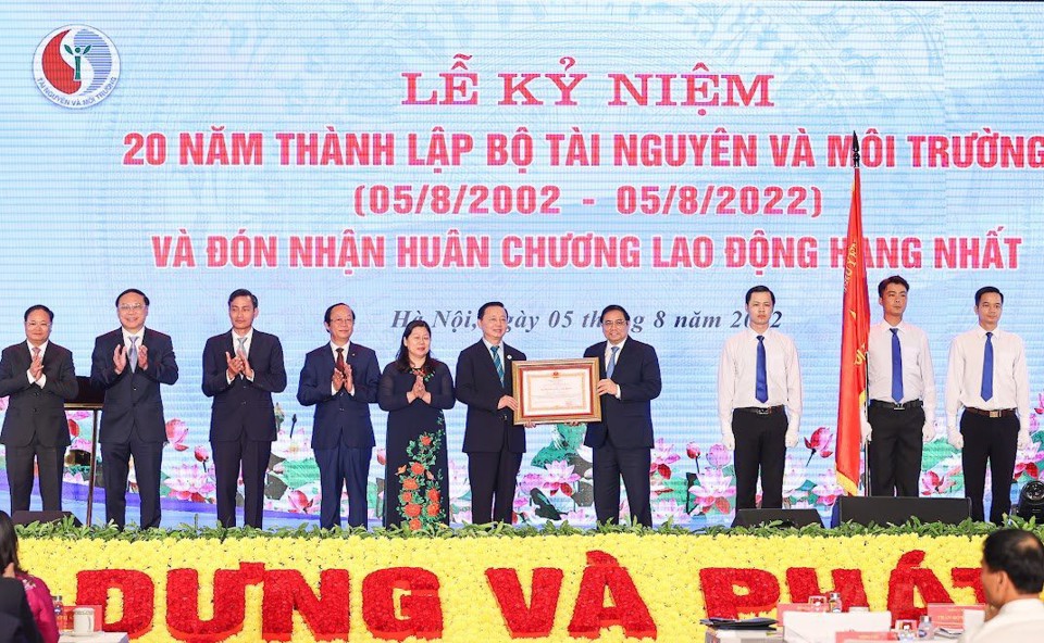 Thủ tướng Ch&iacute;nh phủ Phạm Minh Ch&iacute;nh thay mặt l&atilde;nh đạo Đảng, Nh&agrave; nước trao tặng Hu&acirc;n chương Lao động hạng Nhất cho Bộ TN&amp;MT.