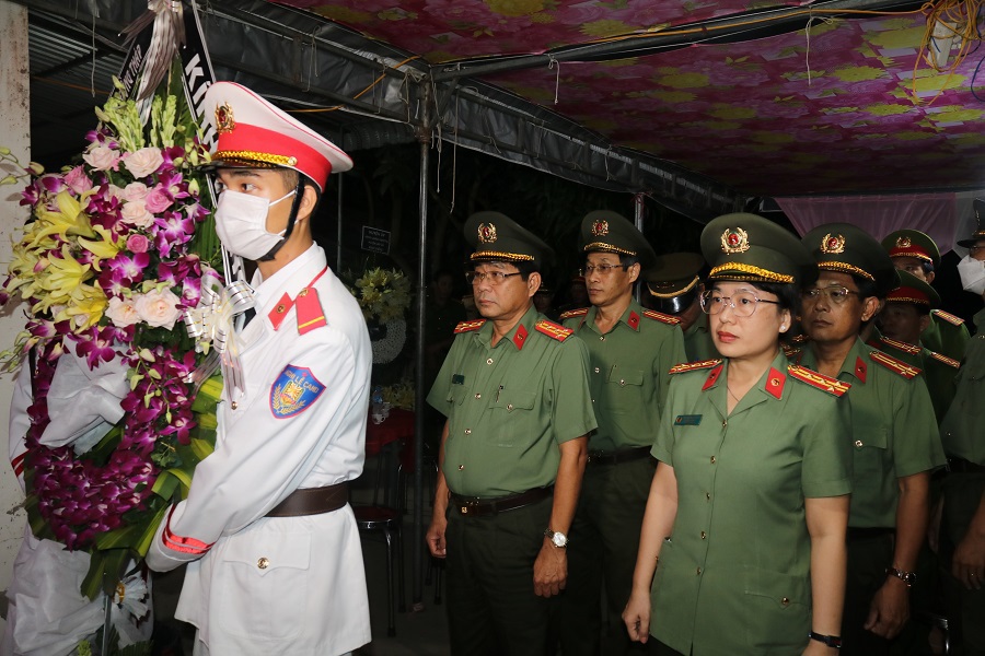 C&ocirc;ng an tỉnh Đồng Th&aacute;p đến viếng, chia buồn c&ugrave;ng gia đ&igrave;nh.