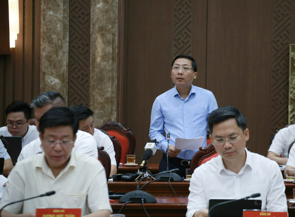 B&iacute; thư Huyện ủy M&ecirc; Linh Nguyễn Thanh Li&ecirc;m thảo luận tại cuộc l&agrave;m việc.&nbsp;