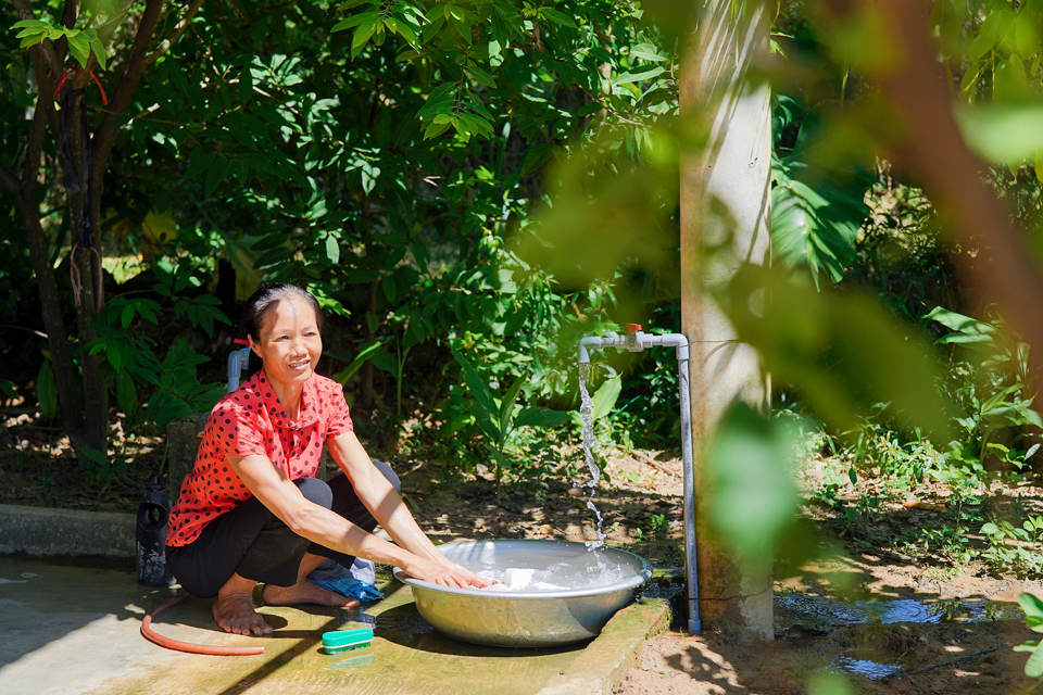 Người d&acirc;n x&atilde; Hoa Thủy, huyện Lệ Thủy, tỉnh Quảng B&igrave;nh được tiếp cận với nguồn nước sạch.