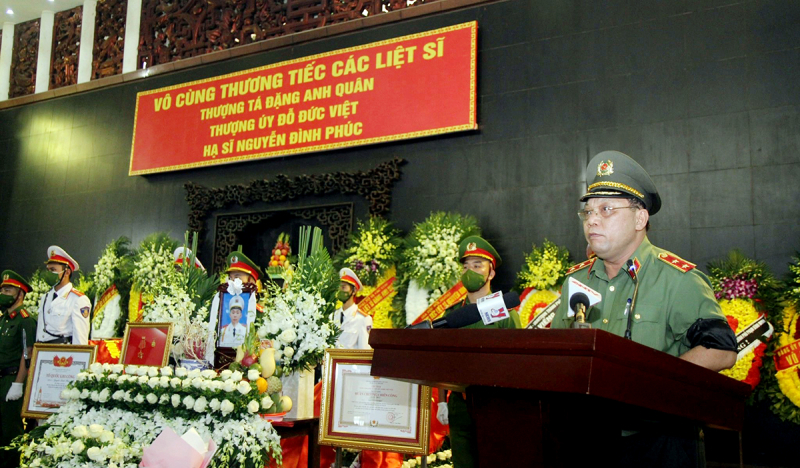 Trung tướng Nguyễn Hải Trung, Gi&aacute;m đốc C&ocirc;ng an TP H&agrave; Nội, Trưởng Ban tổ chức Lễ tang đọc lời điếu.