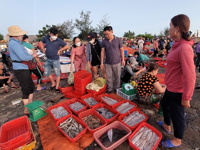 Chợ cá Cồn Gò góp phần phát triển kinh tế - xã hội, là nét đẹp văn hóa của cư dân quê biển Cẩm Nhượng.