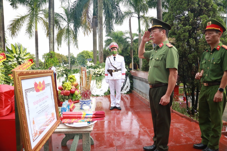 C&aacute;c đồng ch&iacute;, đồng đội ch&agrave;o tiễn đưa.