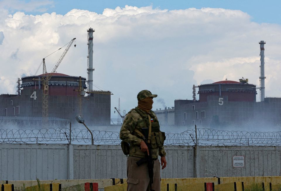 Một qu&acirc;n nh&acirc;n Nga đứng g&aacute;c gần Nh&agrave; m&aacute;y điện hạt nh&acirc;n Zaporizhzhia tại Ukraine ng&agrave;y 4/8. Ảnh: Reuters