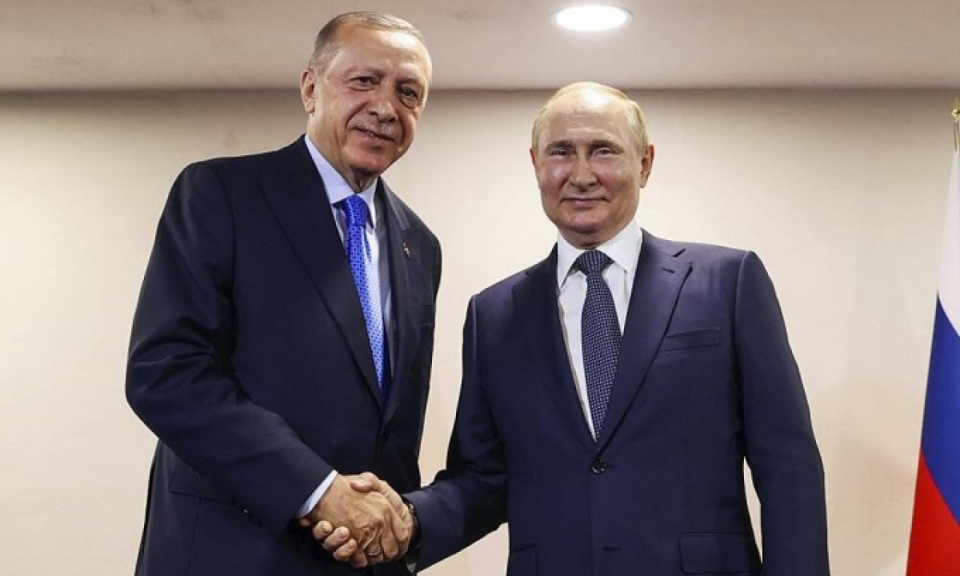 Tổng thống Nga Vladimir Putin (phải) v&agrave; Tổng thống Recep Tayyip Erdogan tại Tehran, Iran h&ocirc;m 19/7. (Ảnh: AP). &nbsp;