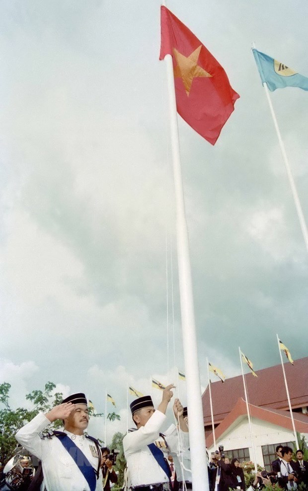 Nghi thức thượng cờ tại Lễ kết nạp Việt Nam l&agrave; th&agrave;nh vi&ecirc;n ch&iacute;nh thức thứ bảy của Hiệp hội c&aacute;c quốc gia Đ&ocirc;ng Nam &Aacute; (ASEAN), chiều 28/7/1995, tại Thủ đ&ocirc; Bandar Seri Begawan (Brunei). (Ảnh: Trần Sơn/TTXVN) &nbsp;