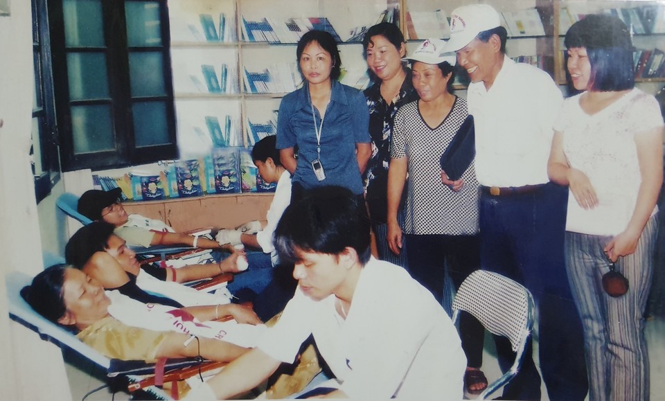 B&agrave; L&ecirc; Thị Dinh (vợ &ocirc;ng Duật) tham gia hiến m&aacute;u năm 2005
