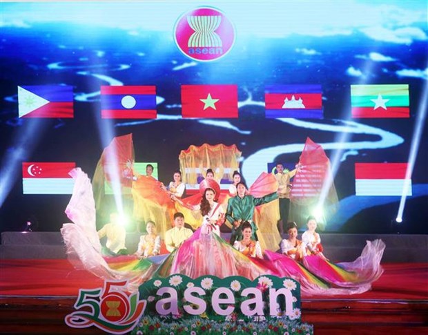 Chương tr&igrave;nh nghệ thuật ch&agrave;o mừng 55 năm ng&agrave;y th&agrave;nh lập ASEAN, được tổ chức tại C&agrave; Mau tối 7/8/2022. Ảnh: TTXVN