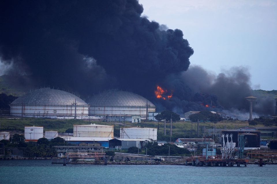 Hiện trường vụ s&eacute;t đ&aacute;nh g&acirc;y hoả hoạn tại kho chứa dầu ở Vịnh Matanzas, Cuba ng&agrave;y 7/8. Ảnh: Reuters