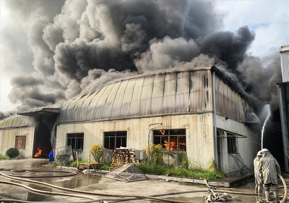 Cháy lớn tại khu nhà xưởng rộng 4.000m2 ở Mê Linh - Ảnh 1