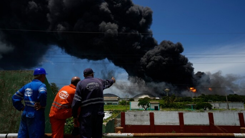 Đám khói khổng lồ bốc lên từ kho dầu tại Matanzas. Ảnh: AP