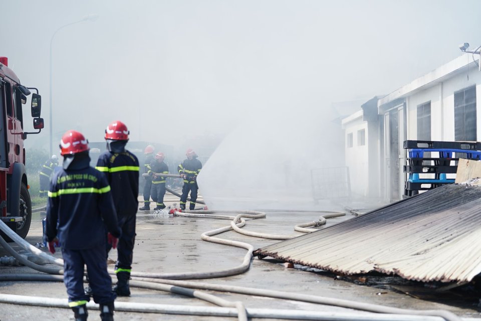Cháy lớn tại khu nhà xưởng rộng 4.000m2 ở Mê Linh - Ảnh 2
