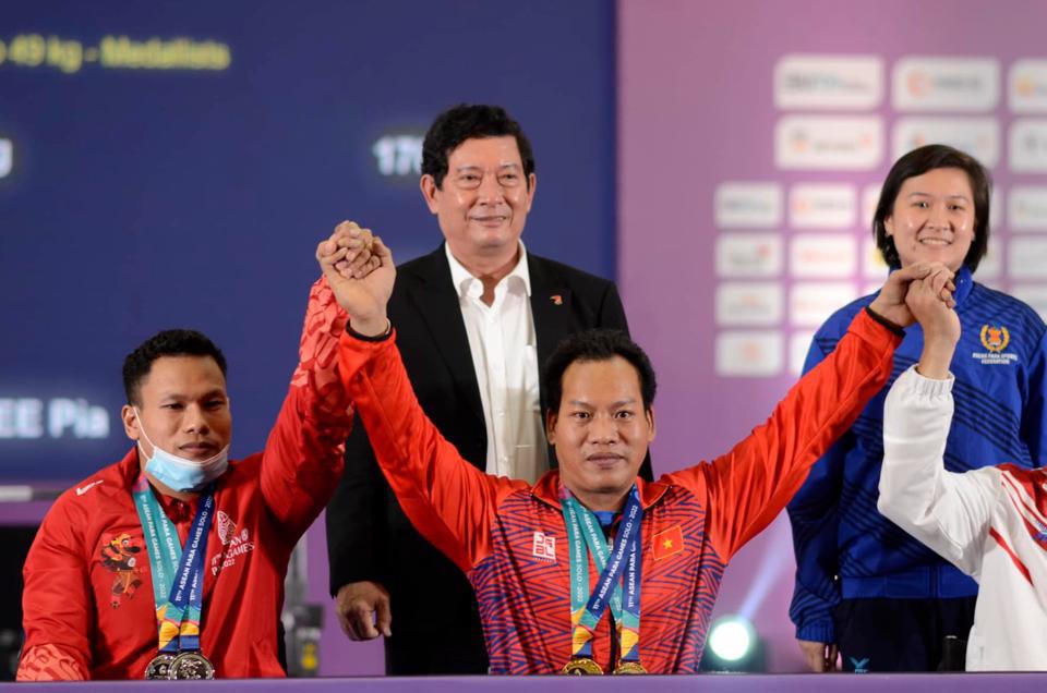 Lực sĩ Lê Văn Công thi đấu xuất sắc và giành Huy chương Vàng tại ASEAN Para Games 11. Ảnh: PT Dương