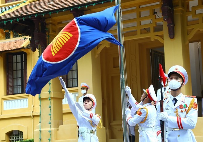 Lực lượng ti&ecirc;u binh thực hiện nghi thức thượng cờ ASEAN. Ảnh: TTXVN